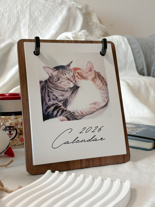 [照片客製化] 2026年實木底座月曆 (11月下旬出貨) - Cat Widgets